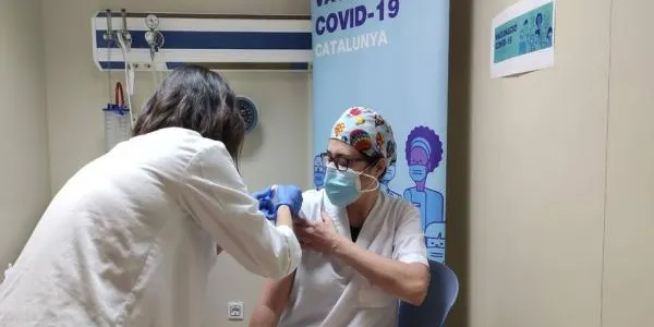 Els primers sanitaris de la Xarxa Santa Tecla han rebut aquest dimecres les primeres dosis de la vacuna contra la Covid-19