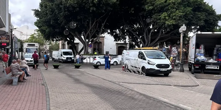 San Gregorio vuelve a amanecer invadido por vehículos sobre aceras y zonas peatonales