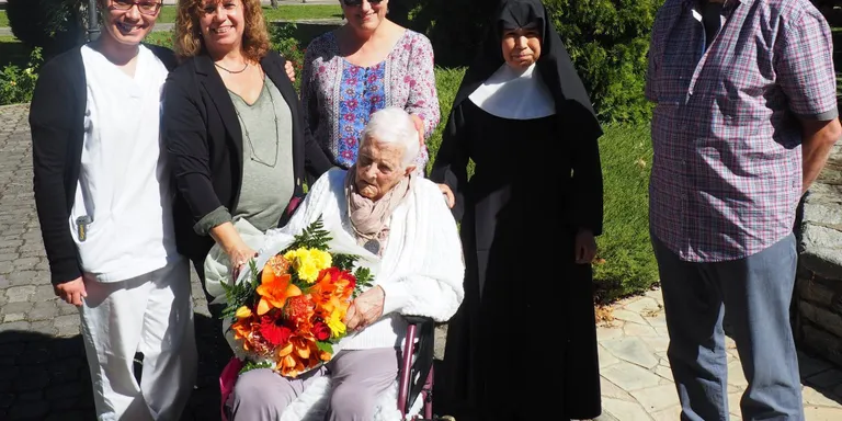 Josepa Serra Solé rep la Medalla Centenària de la Generalitat pel seu 100 aniversari