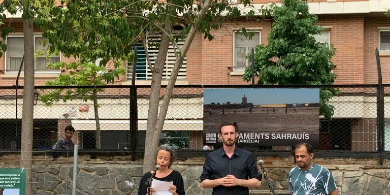 Unes 40 persones es concentren a l'Espai Jove El Toc per reclamar que es respectin els drets humans de les persones refugiades