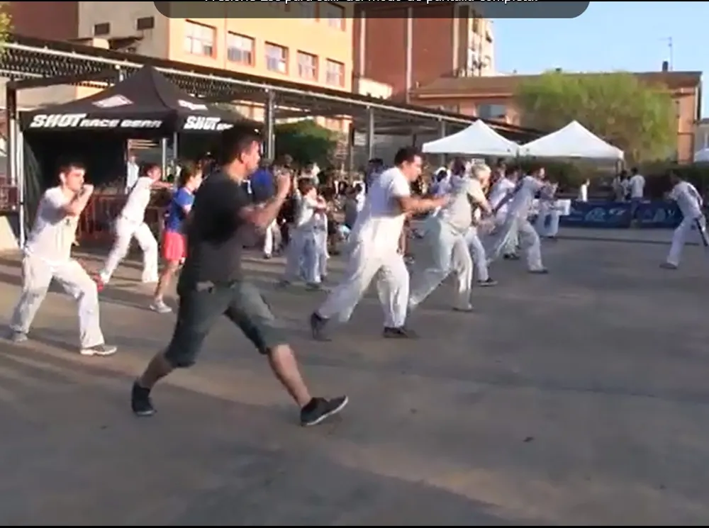 Taller de capoeira a la plaça Salvador Allende