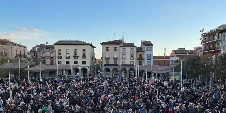 Una plataforma ciutadana de Manlleu lliura més de 6.000 firmes al consistori per exigir més seguretat i accions urgents