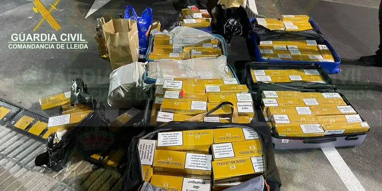 Detingut un conductor amb més de 3.500 paquets de tabac a la Farga de Moles
