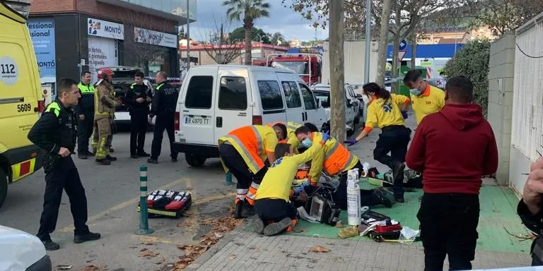 L'actuació de dos agents de la Policia Local de Pineda salva la vida d'un home que ha patit un infant mentre conduïa