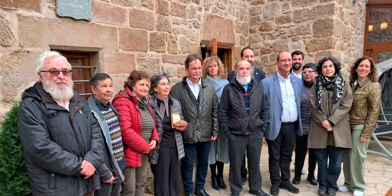 La Fira de la Mel guardona amb l’Abella Rinerenca la família d’Anglarill-Cal Feixas per la seva implicació en la creació del local social de Freixinet