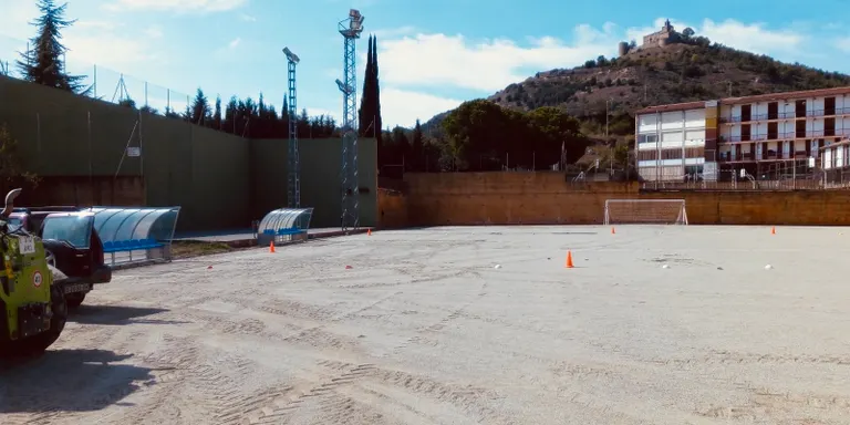 El futbol solsoní trasllada la seva activitat al camp de l'Escola Arrels mentre duri la reconstrucció del mur del camp municipal