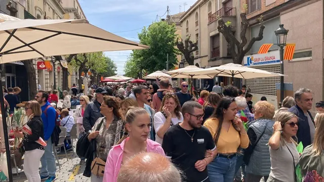 La fira de Sant Jordi a l’avinguda Pi i Margall es consolida com una fórmula d’èxit