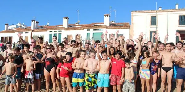 Altafulla celebra per setena vegada el primer bany de l’any