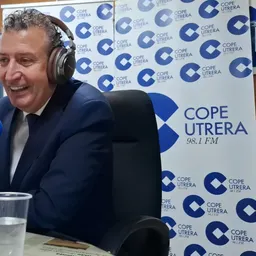 El presidente de la Diputación de Sevilla, Javier Fernández, visita los estudios de COPE Utrera - episode art
