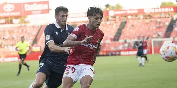El Nàstic perd dos punts en el tram final de l’estrena contra el Logroñés (2-2)