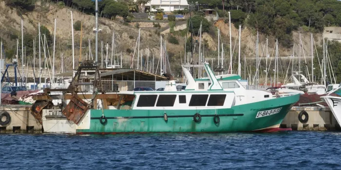 Les 17 embarcacions de la flota d’arrossegament d’Arenys tornen a feinejar després d’un mes de veda