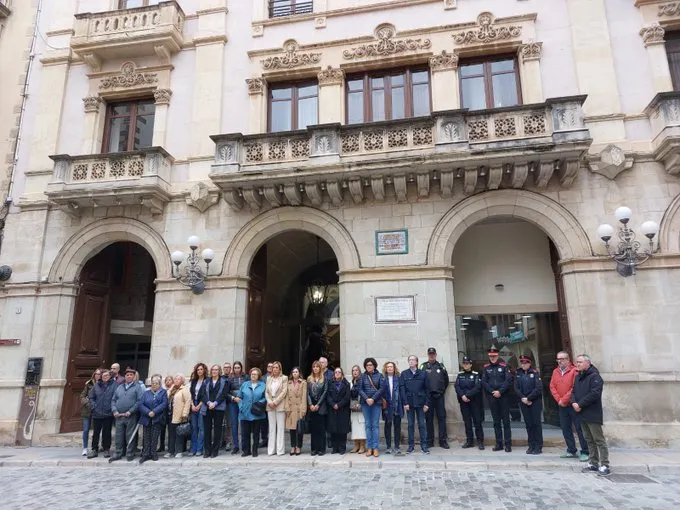 Minut de silenci per condemnar la mort violenta de Mònica de la Llana