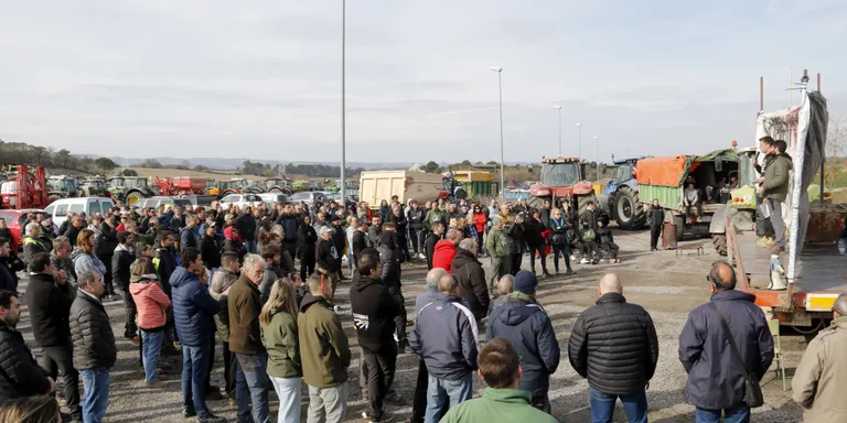 Els pagesos desconvoquen els talls de carretera, però seguiran pressionant
