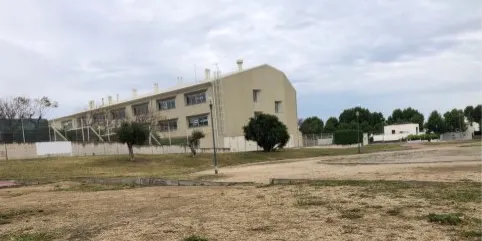 Les mares i els pares de l’escola La Bòbila de Cambrils denuncien que l’exterior del centre està molt degradat
