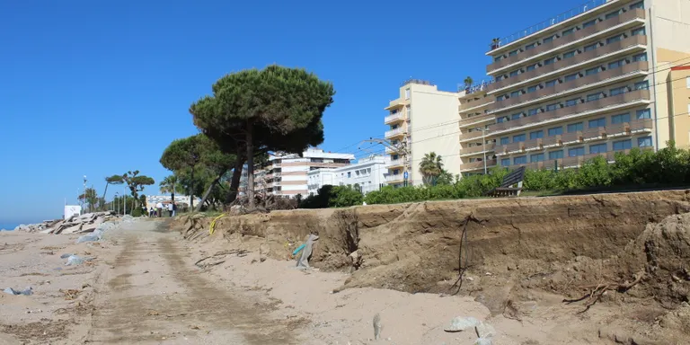Les guinguetes de la platja encara no tenen data d'obertura