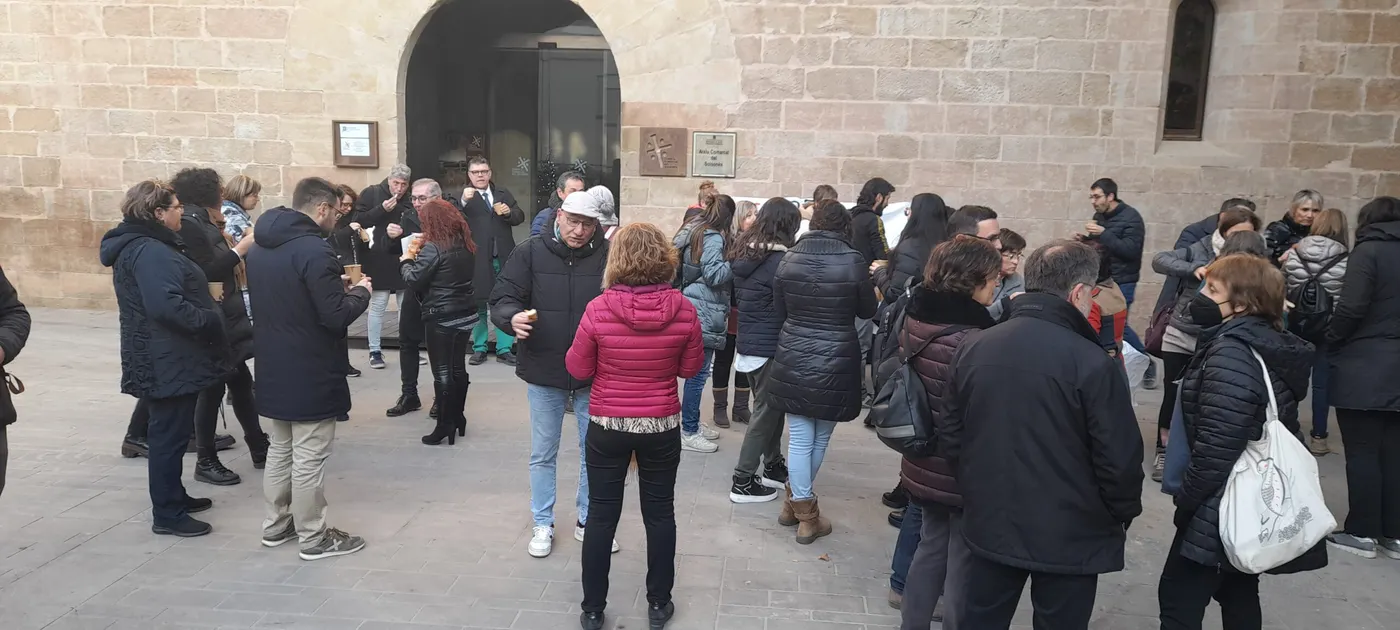 Més d'una seixantena de persones es concentren a la plaça del Consell Comarcal per reclamar que es dignifiquin els sous de les treballadores familiars de l'ens