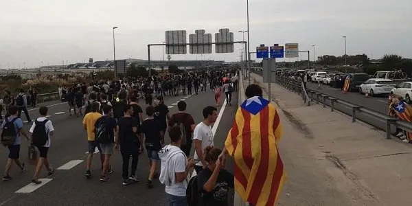L’ANC d’Altafulla rebutja la sentència de l’1-O en la concentració de l’aeroport del Prat