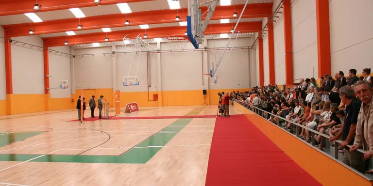 L’Ajuntament millora l’enllumenat del poliesportiu La Bòbila