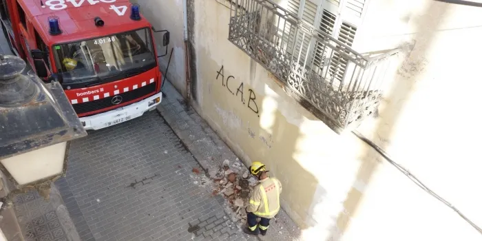 Cau part del terra del balcó d'un habitatge del carrer de la Parera