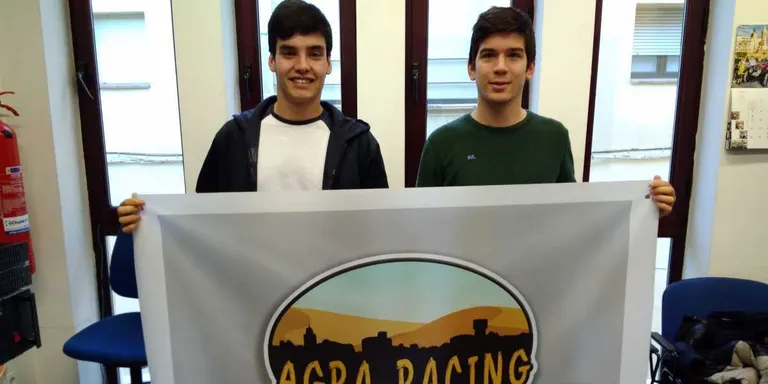 Els dos agramuntins que participaran a la Uniraid ensenyen avui el cotxe a la vila