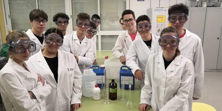 L'INS Ribera del Sió d'Agramunt ensenya als seus alumnes a fer líquid desinfectant segons una recepta de la OMS