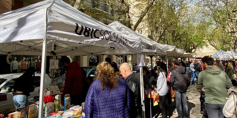 Solsona tornarà a treure al carrer demà una trentena de parades per celebrar la Diada de Sant Jordi