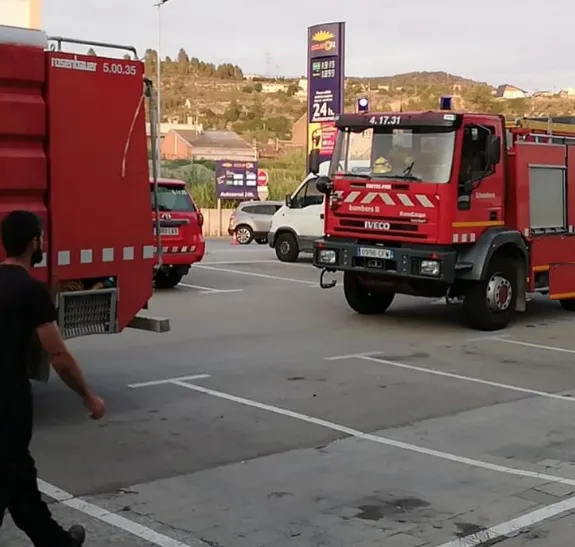 Bombers calderins participen a les feines de contenció del foc del Pont de Vilomara