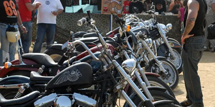 Arriba la segona concentració de cotxes americans i motos Harley Davidson