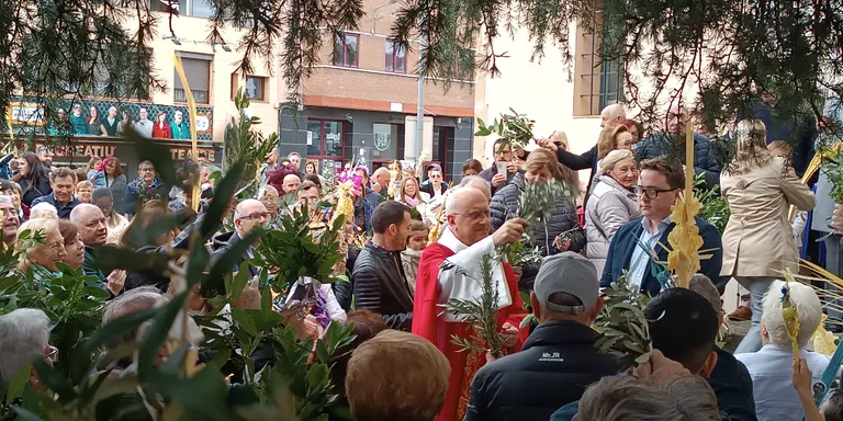 La benedicció de rams i palmes obre les portes de Setmana Santa
