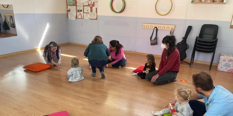Obertes les inscripcions pels nous tallers de música en família de l’Escola de Música de Cambrils