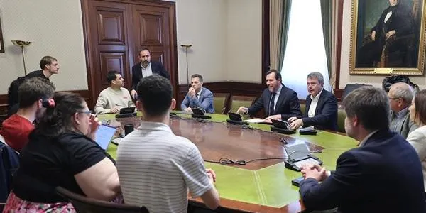 Les plataformes d’usuaris de trens obtenen el compromís del ministre de Transports per desencallar diferents obres a la infraestructura