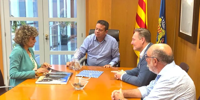 L’alcalde de Cambrils, Oliver Klein, es reuneix amb l’eurodiputada Dolors Montserrat a l’Ajuntament