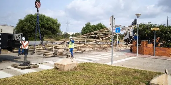 Endesa desmunta les 33 antigues torres d’alta tensió de Roda de Berà i Creixell, amb 6km de cablejat
