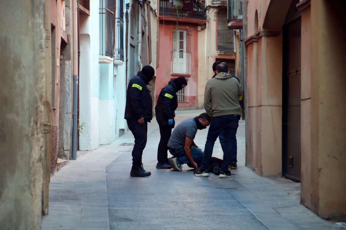 Almenys tres detinguts en un operatiu per delictes de salut pública i tinença d’armes