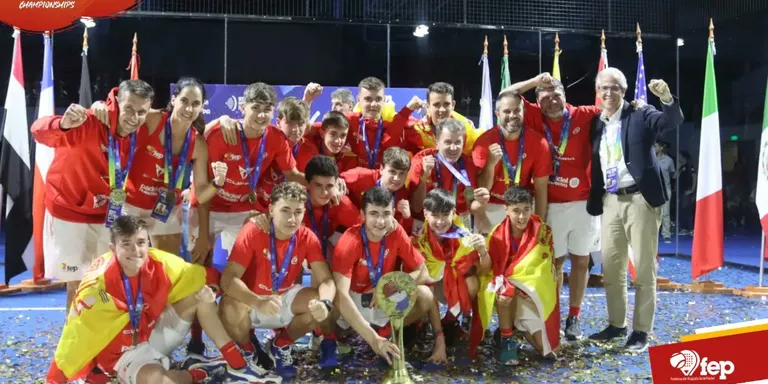 El cambrilenc Hugo Estébanez guanya el campionat del món júnior de pàdel per equips