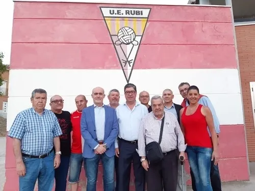 Toni López, amb americana blava, juntament amb la resta de la junta directiva del Rubí / Arxiu