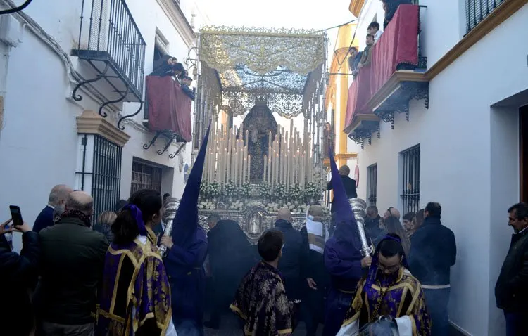 La hermandad de Jesús Nazareno y la visión de una estadounidense residente en Utrera, en ‘Semana Santa en la Campiña’