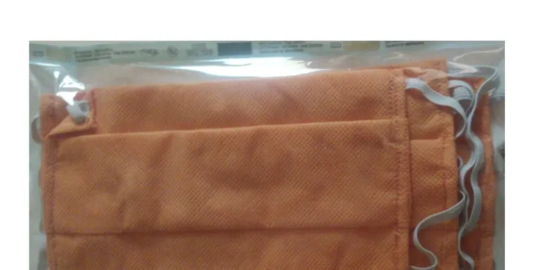 Una xarxa de col·laboració agramuntina confecciona mascaretes i bates pels professionals sanitaris