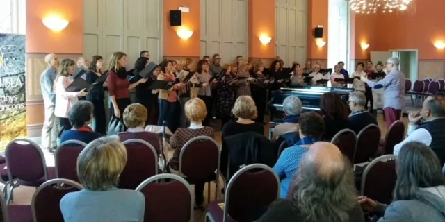 Cantaires de totes les èpoques de la Coral Guisla apleguen les veus en un concert per celebrar el 40è aniversari de la formació