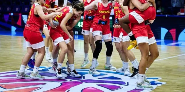 La manlleuenca Mama Dembele es penja la medalla d’or de l’europeu de bàsquet