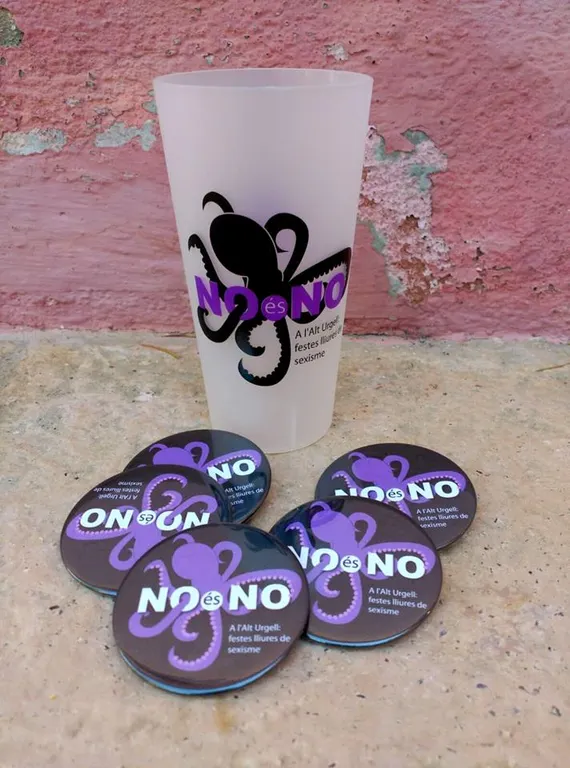 Gots i xapes de la campanya 'NO és NO. A l'Alt Urgell: festes lliures de sexisme'