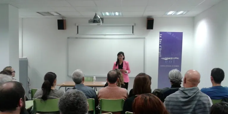 L'escriptora Laila Karrouch visita l'Escola Oficial d'Idiomes de la Seu