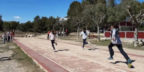 Els Atletes d’Altafulla ofereixen tallers d’atletisme als alumnes de les escoles de primària de la vila