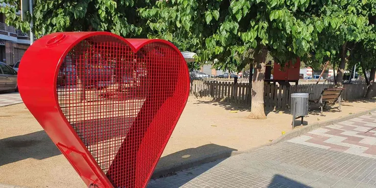 S'han instal.lat dos cors a Pineda per a recollir taps de plàstic i recaptar fons per destinar a ADIAM