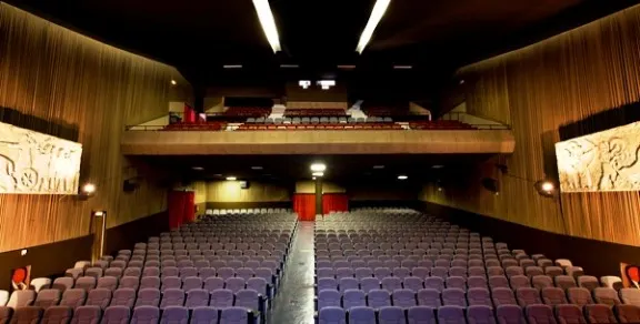 La campanya "I love cine de poble" fomenta la compra d'entrades anticipades durant el confinament per evitar el tancament de petites sales