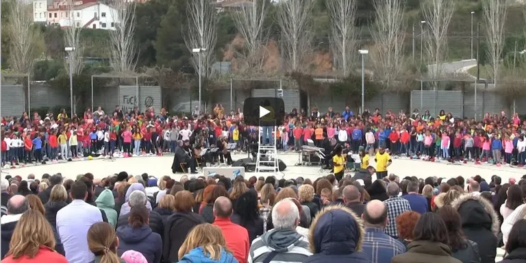 Prop de 900 nens i nenes participen a la Cantata Escolar 2019