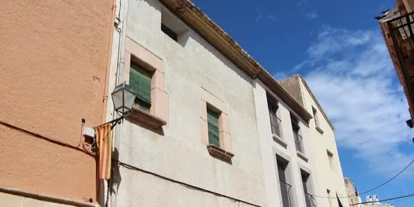 Veïns de Martí d'Ardenya i del carrer de Dalt alerten de la proliferació de coloms en uns habitatges i de la brutícia i possibles riscos que comporta
