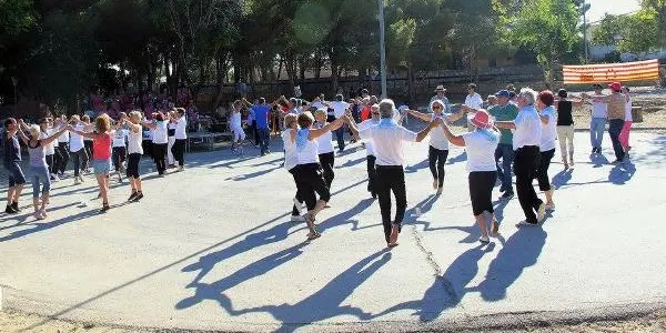 Unes 200 persones s’apleguen al Comunidor en el 17è Aplec de Sardanes “Vila d’Altafulla, xifra menor a altres edicions on l’organització ho atribueix a l’atapeït cap de setmana d’actes