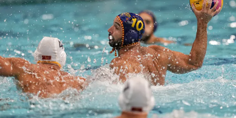 La selecció de waterpolo manté el bon to del debut i tomba Montenegro (8-6)