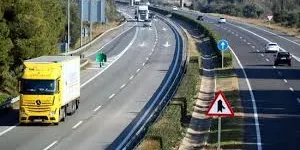Trànsit controla els excessos de velocitat des de motos-patrulla amb nous radars lleugers